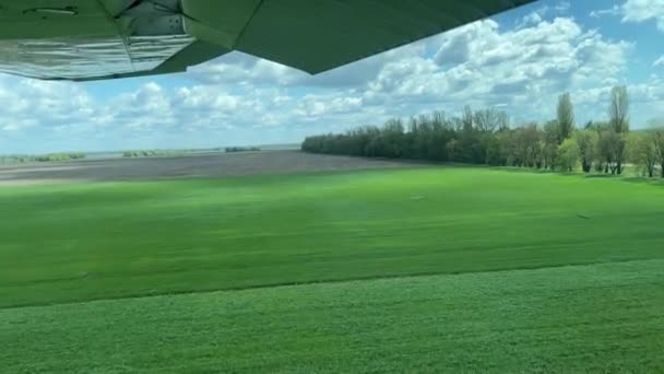 4k Θέα από μικρό ελικοφόρο αεροπλάνο στο πράσινο πεδίο. — Αρχείο Βίντεο