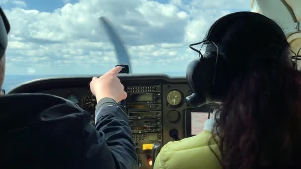 4k Uomo e donna che pilotano un piccolo aereo. Piloti in cabina di pilotaggio — Video Stock