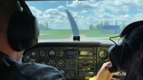 4k piloti in cabina di pilotaggio pronti al volo. Pilota controllare le cuffie prima di volare — Video Stock