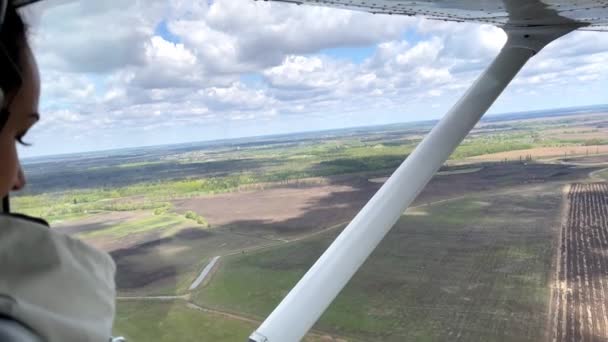 4k kobieta korzystających krajobraz z kokpitu małego samolotu. — Wideo stockowe