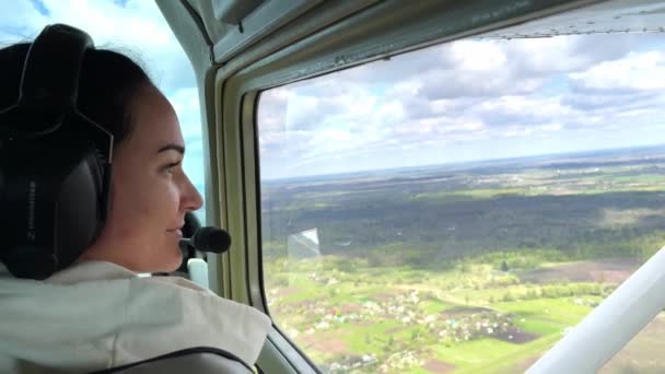 4k Donna godendo vista aerea dalla cabina di pilotaggio di un piccolo aereo. — Video Stock