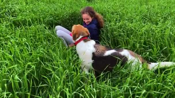 4k Girls tweeling spelen met hun hond. Zusters spelen met hun hond. — Stockvideo