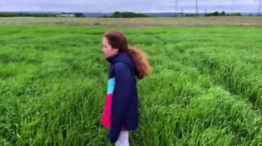 4K Kesici kız sahada yürüyor. Kapat..