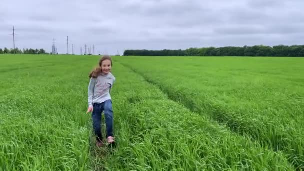 4k Sevimli kız gülüyor ve bir patikada zıplıyor.. — Stok video