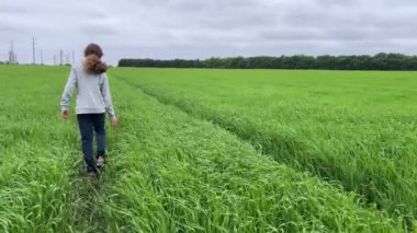 4K Kız bir köpekle birlikte yolda yürüyor. Arka plan.