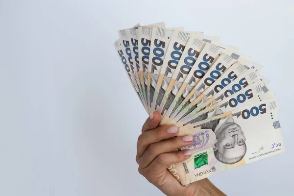 Ukrayna 500 Hryvnia 'sı. Beyaz arka planda 500 banknot..
