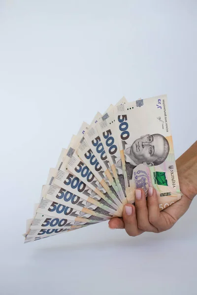 Mano femenina sosteniendo dinero ucraniano. Billetes ucranianos. — Foto de Stock