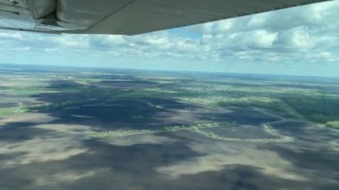 4K Görünümü küçük uçaktan kanat tarafından bulutlara ve karaya