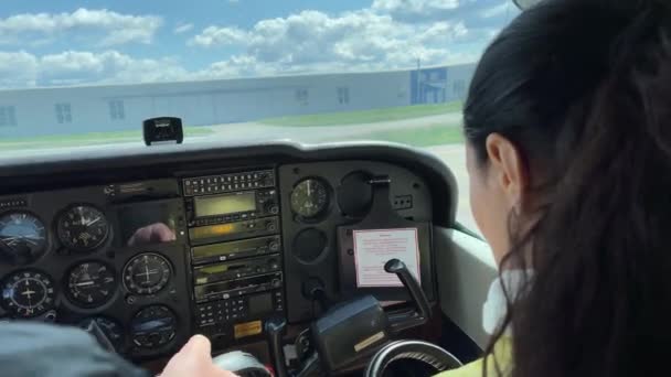4k Piloti che si mettono le cuffie prima di volare. — Video Stock