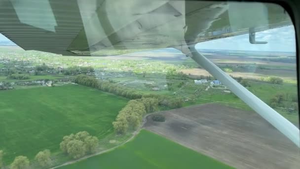 4K Vista da piccolo aereo su nuvole e paesaggio. — Video Stock