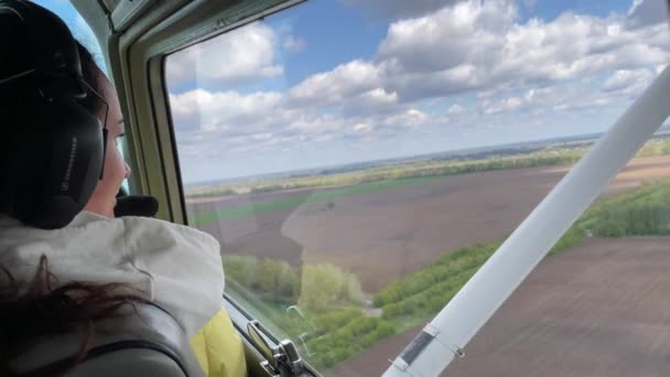 4k Ragazza godendo vista aerea dalla cabina di pilotaggio di un piccolo aereo. — Video Stock