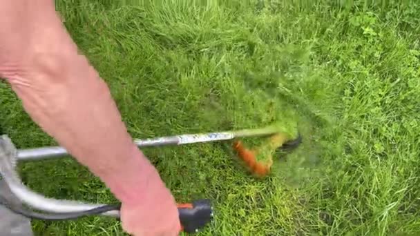 男性手牵着电动修剪器割草。园艺. — 图库视频影像