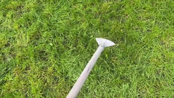 4k The hand rake collects freshly cut grass. Close-up. Summer outdoors work. — Stock Video