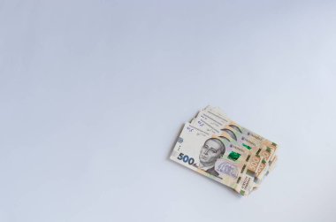 Beyaz arka planda Ukrayna parası. Yığınla para..