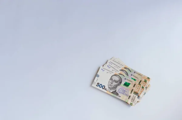 Dinero ucraniano sobre fondo blanco. Montón de dinero. — Foto de Stock