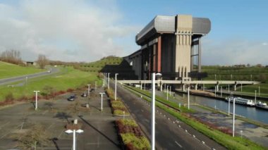 Stepy-Thieu tekne asansörünün 4k hava görüntüsü. Belçika 'da tekne kaldırma.