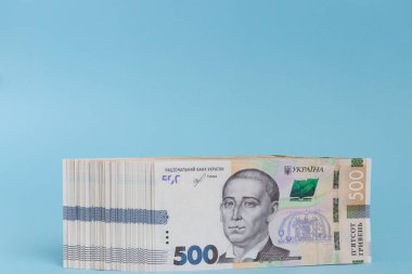 Mavi arka planda Ukrayna parası. Yığınla para..