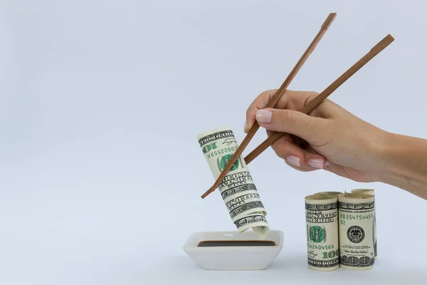 Amerikan dolarından yapılmış suşi. Yuvarlanan dolar.