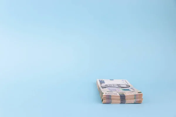 Dinero ucraniano sobre fondo azul. Montón de dinero. — Foto de Stock