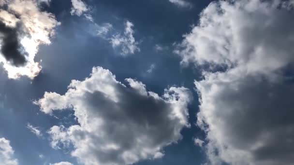 Zeitraffer blauer Himmel mit Wolken und strahlender Sonne. — Stockvideo