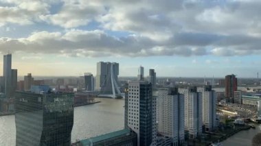 4k Rotterdam. Şehrin üzerinde uçan bulutların zaman akışı.