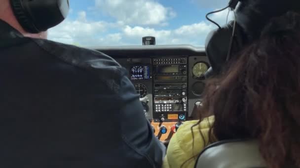 4k Piloten in een cockpit klaar voor de vlucht. Het vliegtuig dat klaar staat voor vertrek. — Stockvideo