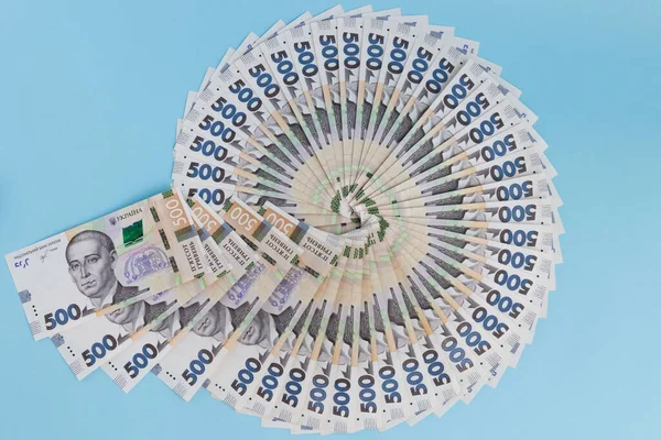 Círculo de dinero ucraniano. Sobre un fondo azul. — Foto de Stock