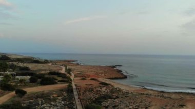 4k Kıyı Hattı Gün batımından sonra sakin deniz.