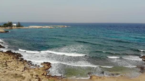 Güneşli bir günde Kıbrıs sahilinin ve kıyı şeridinin havadan görüntüsü. — Stok video