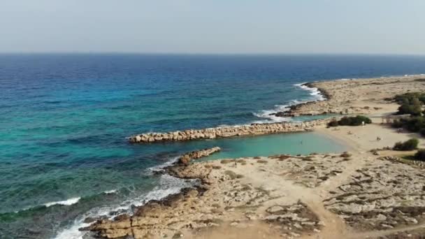 4k Uitzicht vanuit de lucht op de kust en azuurblauwe zee met golven. — Stockvideo