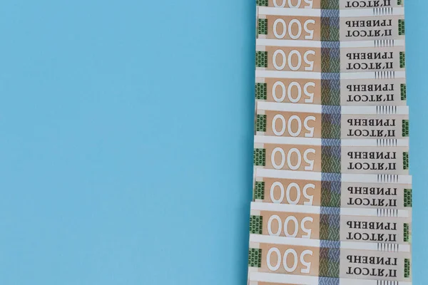 Billetes ucranianos sobre fondo azul con lugar para texto. — Foto de Stock