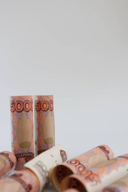 Beyaz arka planda izole edilmiş bir rulo içinde Rus banknotları.