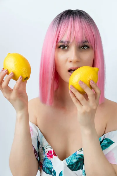 女の子とともにピンクの髪保持レモンで手. — ストック写真