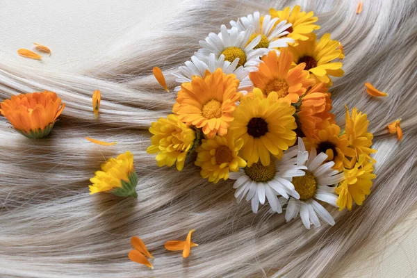 Sarı saçlı, papatyalı ve çiçekli..