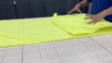 Bir tekstil dükkanında 4k erkek elleri açılıyor ve kumaşa dokunuyor..