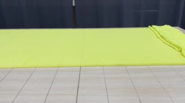 Bir tekstil dükkanında 4k erkek elleri açılıyor ve kumaş ölçüleri ölçülüyor..