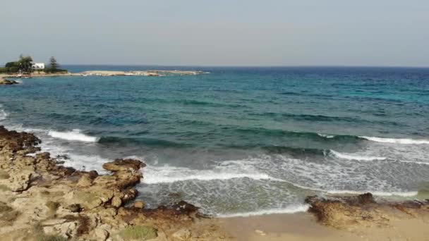 4k береговая линия Кипра и лазурное море с волнами. Движение камеры. — стоковое видео
