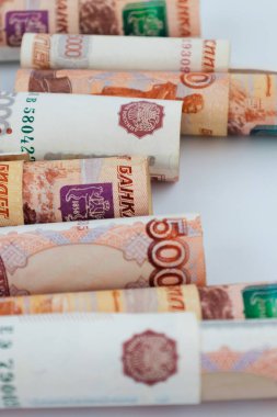Beyaz arka planda Rus banknotları. Para arkaplanı.