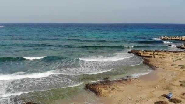 4k Letecký pohled na pobřeží a azurové moře s vlnami. — Stock video