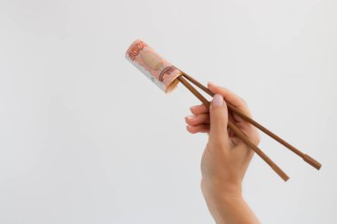 Çubuklarda 5000 ruble rulo halinde fotokopi alanı olan bir beyaz üzerinde..