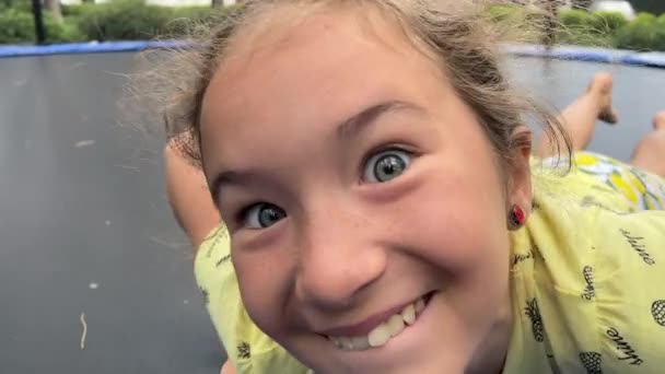 4k Egy lány arcképe egy trambulinon. — Stock videók