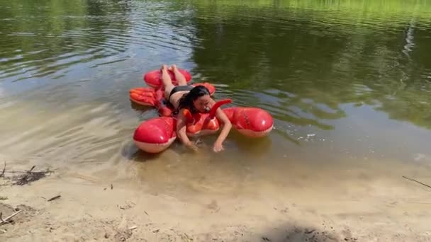 4k Chica disfrutando de relajarse en el río en caliente día de verano. — Vídeos de Stock