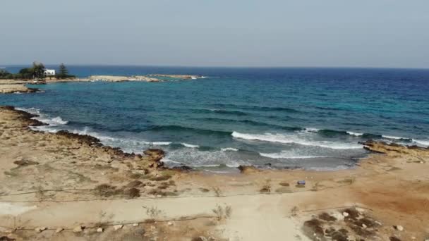 Vue aérienne de la plage et du littoral de Chypre par une journée ensoleillée. — Video