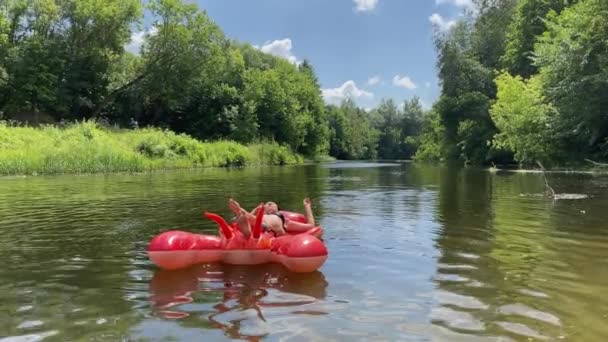 4k Chica disfrutando de relajarse en el río en caliente día de verano. — Vídeos de Stock