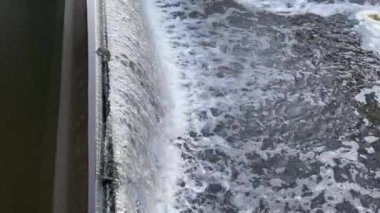 4k Küçük Şelale. Düşen suyu olan bir geçit. Yavaş çekim.