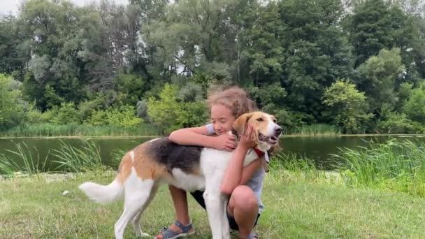 4k Niña abrazos con el perro. — Vídeos de Stock