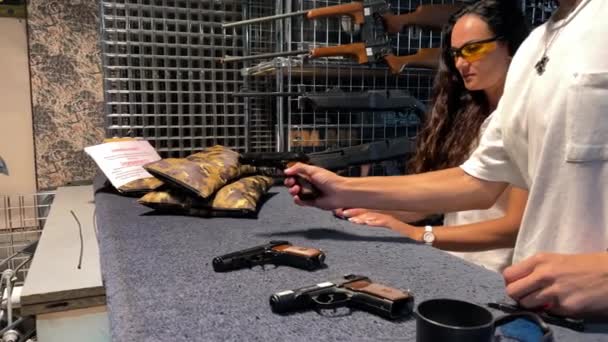 4k 손에 총을 쥐고 쏠 준비가 된 여자. — 비디오