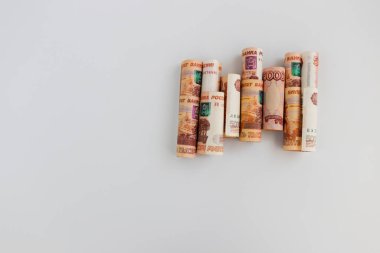 Yuvarlanan rubleler beyaz arkaplanda izole edilmiş..