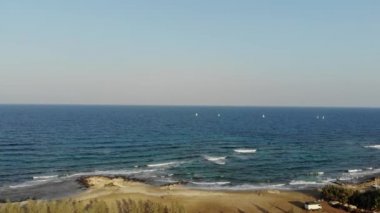 4k Uzaklarda yelkenli tekneleri olan deniz manzarası.