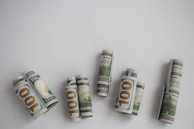 100 dolar. Yuvarlanan Amerikan banknotlarından gelen para geçmişi.